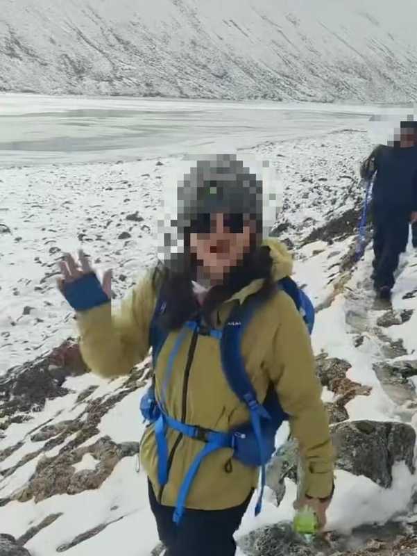  西藏徒步失联女子获救后对镜头微笑引争议，知情人：她私下也比较自责 新闻 西藏徒步失联女子获救后对镜头微笑引争议，知情人：她私下也比较自责 新闻