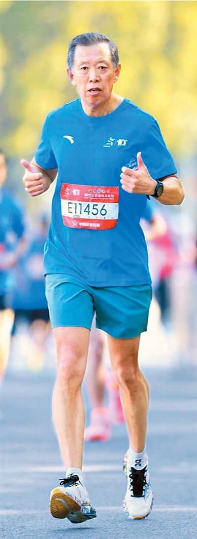  急诊战场上拼搏，赛道之间寻回活力；一位医生的双重人生。 健康养生