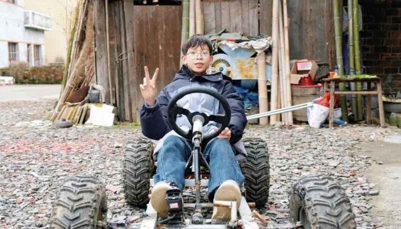 从拆玩具到造车辆；湖南少年刘开明的机械奇妙之旅。 教育招生