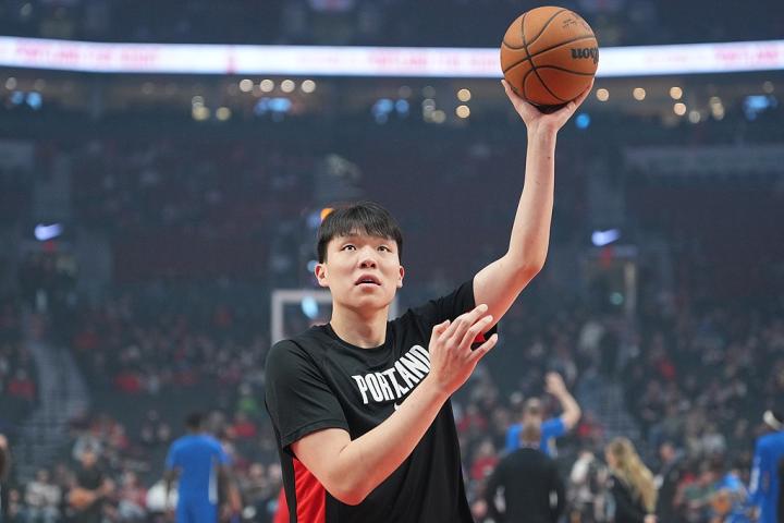  杨瀚森短暂亮相NBA赛场，开拓者随即调整策略。 体育新闻