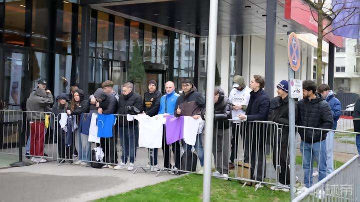  皇马放弃五星级酒店的深层逻辑：职业足球的精细化运营之道 体育新闻